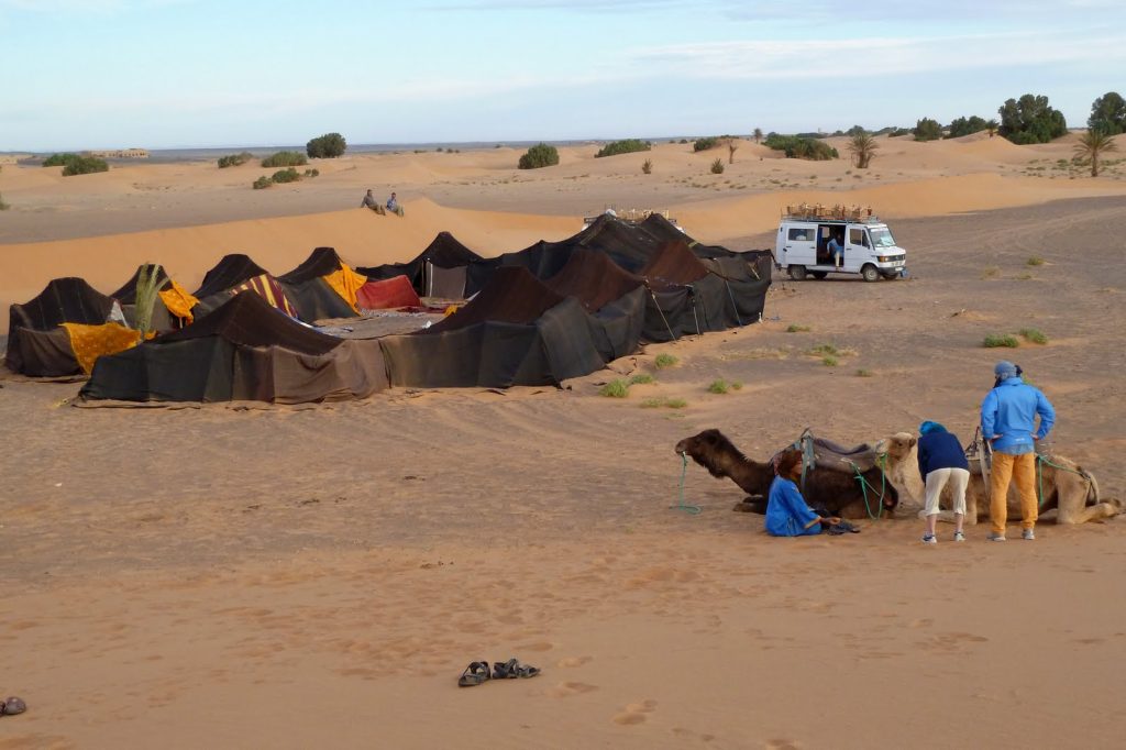 Tiendas de campaña en el desierto