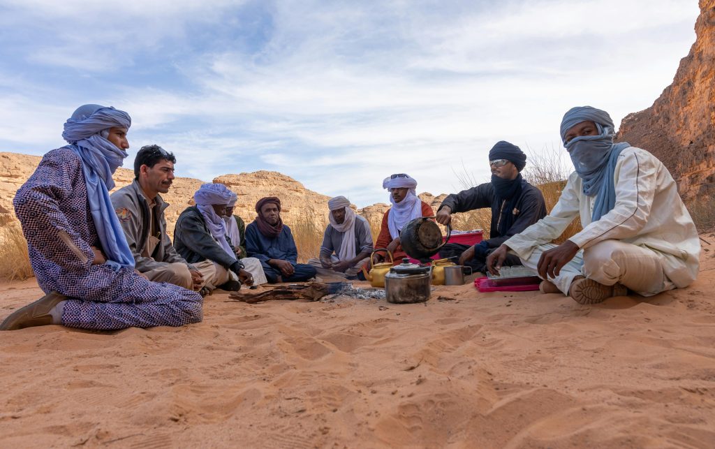 Personas comiendo en el desierto