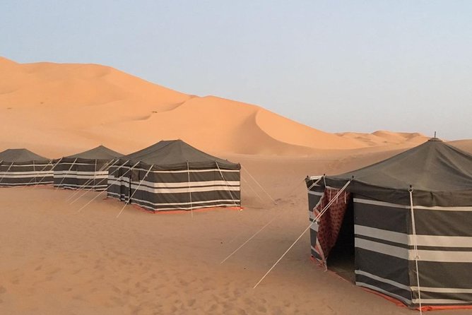 Tiendas de campaña de un campamento nocturno en el Sahara