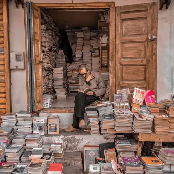bouquiniste-el-azizi-azizs-book-store-morocco-v0-p6vkyfq59iga1.jpg